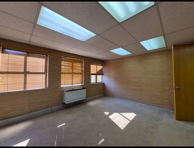 161M² OFFICE TO LET IN DUNKELD WEST